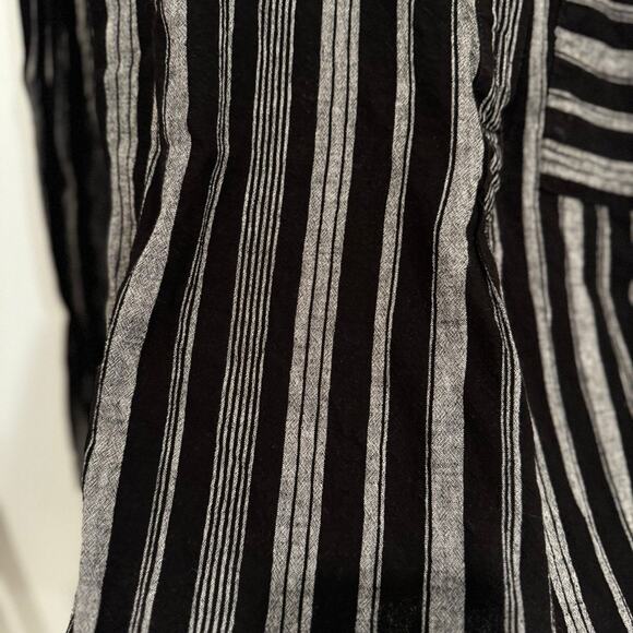 We the Free women’s pull over Top - Size Medium - Picture 3 of 5